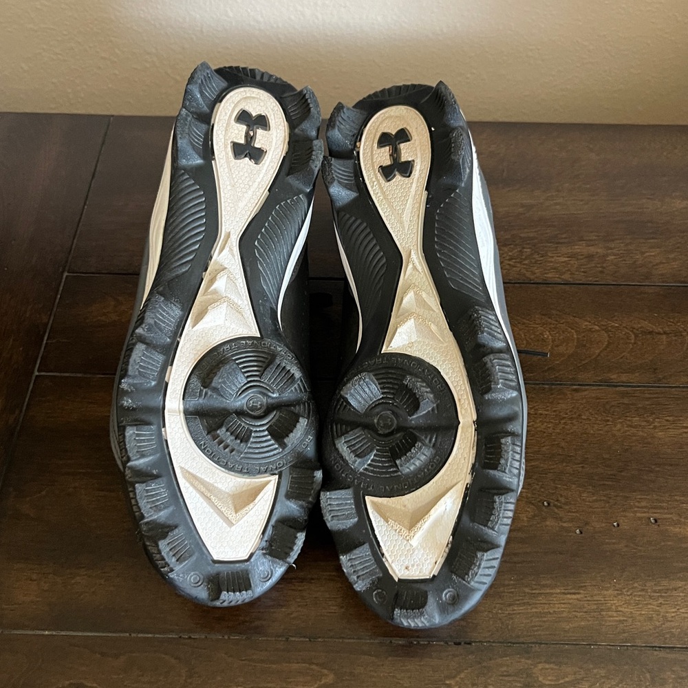 Under Armour Youth Cleats – 5.5 Youth - Picture 8 of 8